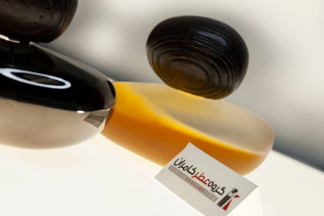 تصویری از یک عطر گران قیمت در راستای دکانت شدن توسط بهترین مجموعه ایجاد دکانت عطر در ایران